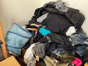 買取店に持ち込む前にまとめた衣類（当初は値段がつかないと思っていた）
