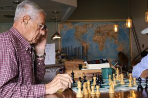 不用品整理で次々と判断を迫られ考え込む50代の心境を表したイメージ