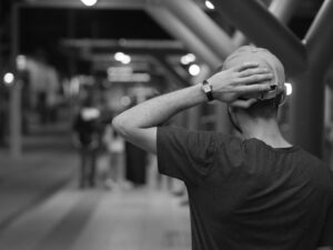 不用品処理で「売る・引き取る・処分」の判断に迷う50代のイメージ