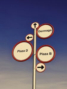 不用品処理で「売る・引き取る・処分する」の選択肢を示す分かれ道のイメージ