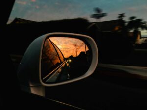 不用品処理を終えて後悔しやすいポイントを振り返るイメージ