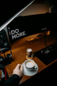 50代オヤジが夜にAORを聴きながらコーヒーを楽しむイメージ
