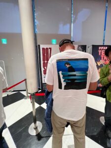 シルク・ディグリーズのジャケットをデザインしたTシャツ