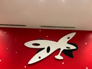 Kanadevia Hall館内の印象的な壁面デザイン