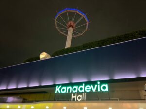 Kanadevia Hall夜の外観