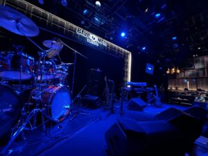 開演前のBlue Note TokyoステージとSimon Phillipsのドラムセット