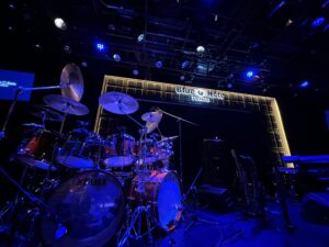 Simon Phillipsのドラムセット真正面から見たBlue Note Tokyo最前列の眺め