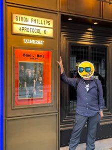 Blue Note Tokyo公演終演後のSimon Phillips & Protocol 6看板前での記念撮影