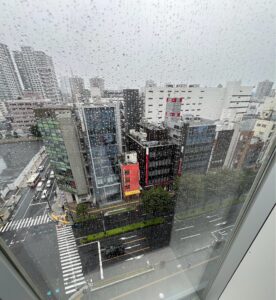 来生たかお50周年コンサート終演後にRaiBoC Hallから眺めた雨のさいたま市街
