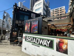会場となった代々木BROADWAYの入り口