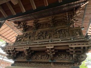 柱の間から見た川越氷川神社本殿に施された精巧な彫刻