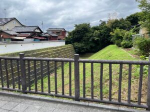 川越城の堀跡の地形が残る場所
