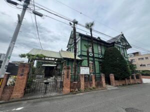 川越の街歩きで見かけた緑色の洋館風の建物