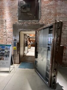 りそなコエドテラス館内に残る旧銀行時代の金庫扉