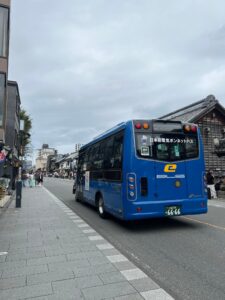 川越の蔵造りの町並みを走るバス