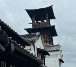 川越の蔵造りの町並みに立つ時の鐘