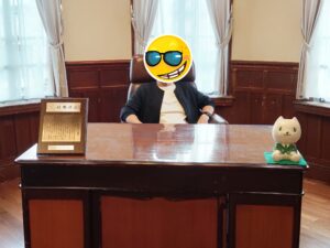 りそなコエドテラス2階にある旧頭取室の机と椅子