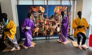 川越まつり会館に展示された川越まつりの写真パネルと祭り衣装