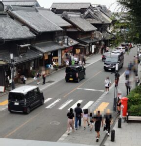 高い位置から眺めた川越一番街の蔵造りの町並み