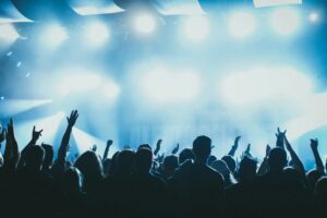 ライブ会場で盛り上がる観客のイメージ