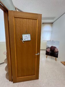 JR仁賀保駅に展示された『ルックバック』藤野の部屋のセット