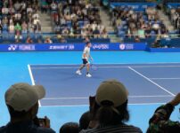 有明のテニスコートでプレーする錦織圭選手
