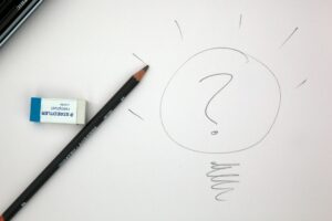 太陽光発電の見積もりを比較して候補業者を検討するイメージ