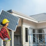 太陽光発電の見積もりを比較して施工業者を検討するイメージ