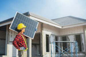 太陽光発電の見積もりを比較して施工業者を検討するイメージ