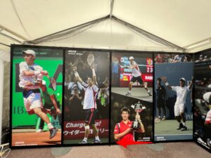 錦織圭選手の歴代のプレーを紹介するウイルソンの展示パネル