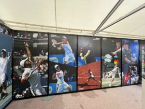 ジャパンオープン2026のウイルソン展示ブースに並ぶ錦織圭選手の写真パネル