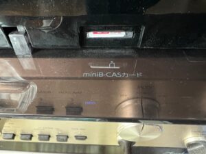 レコーダー前面にあるmini B-CASカードの挿入口