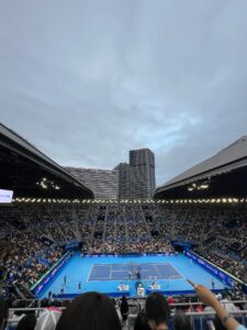 屋根が開いた有明コロシアムの観客席とテニスコート