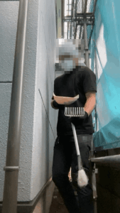半袖Tシャツと手袋を着用したハチ駆除作業員