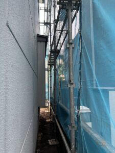 太陽光発電工事の足場が設置された自宅の外壁付近