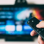 テレビのリモコンを操作する様子｜スカパー！2週間お試し体験・加入レビューのイメージ