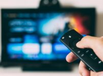 テレビのリモコンを操作する様子｜スカパー！2週間お試し体験・加入レビューのイメージ