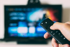テレビ画面に向けてリモコンを操作する様子